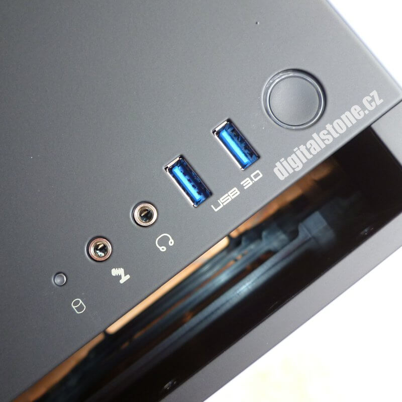 přední panel PC skříně